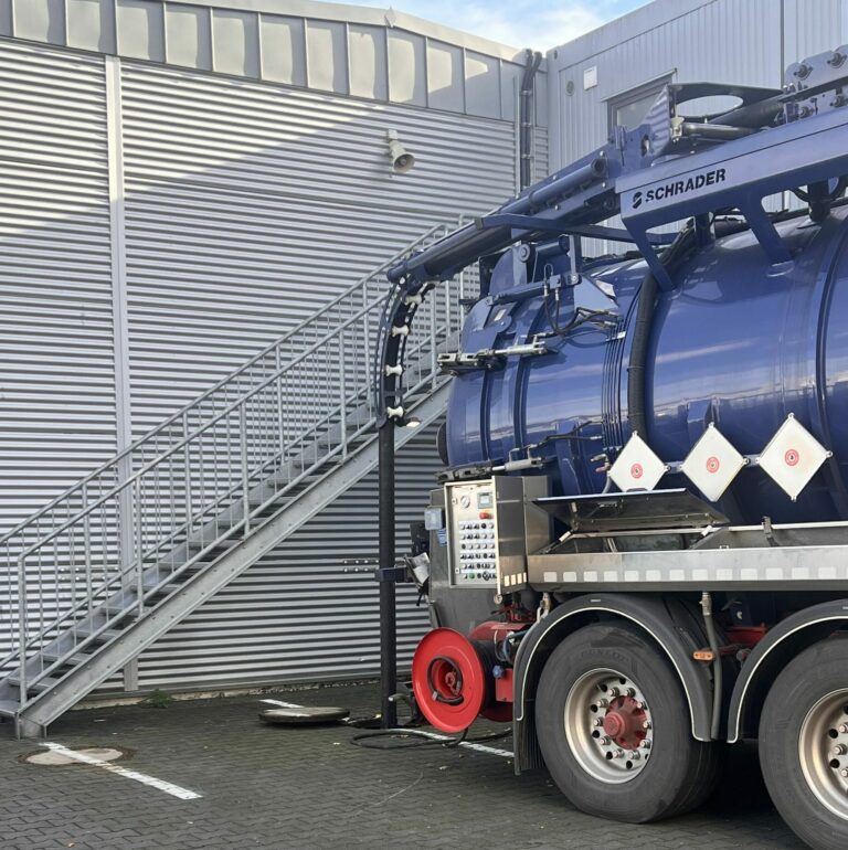 Abscheiderreinigung - Saugfahrzeug bei der Reinigung eines Ölabscheiders (NRW)